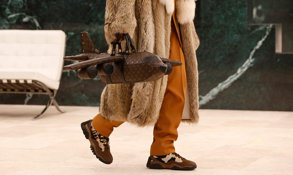 Louis Vuitton on X: #LVMenFW21 Taking flight. A new Monogram bag takes the  form of an airplane in @virgilabloh 's upcoming #LouisVuitton collection.  Watch the presentation live on Thursday, January 21st at